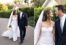 Pratt and schwarzenegger shared a gorgeous wedding photo sunday on their respective instagram accounts.the happy couple tied the knot saturday. Chris Pratt Shares Wedding Photo With Wife In This Style Newstrack English 1