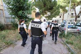 Arah, arah!: ils tentent de prendre la fuite, des dealers interpellés par  la police dans le quartier des Moulins - Nice-Matin