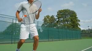 一个打网球的年轻人从底线打出了一个漂亮的球，然后庆祝。视频素材_ID:VCG42N1177946738-VCG.COM