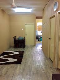 Selain renovate rumah, penambahan seperti kayu tempat letak barang juga boleh dipasang di bahagian ruang tamu dan dapur. Tema Hitam Dan Putih Buat Teres Kos Rendah Ini Lebih Menarik Impiana