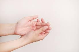 mãos e dedos inchados 13 causas comuns