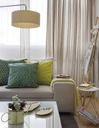 combinar el color del sofá con los cojines