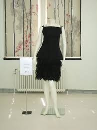 Gabrielle chanel détourne les matériaux populaires et fabrique avec de la maille, du jersey et du tweed des tenues raffinées à l'allure désinvolte. Petite Robe Noire Wikipedia