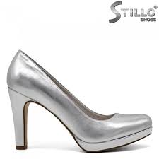 Този модел обувки от guess е изработен от висококачествена естествена и еко кожа в класически дизайн с остър връх и 10. Srebristi Obuvki Tamaris Na Platforma I Tok 31942