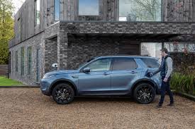 Land rover discovery, sometimes referred to as disco in slang or popular language, is a series of medium to large premium suvs, produced under the land rover marque. Land Rover Plugt Driecilinder Met Stekker In Discovery Sport Phev