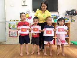 Hoạt động tạo hình: Tô màu lá cờ Việt Nam của các bé lớp ...