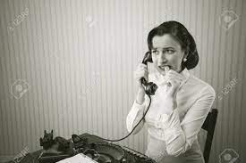女性は彼女の机で電話で話して恥ずかしいの写真素材・画像素材 Image 18530483