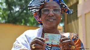 Sanagé Nana Coulibaly mit Wählerkarte (Foto: <b>Katrin Gänsler</b>) - 0,,16957335_303,00