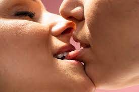 85 000 kissing on lips pictures