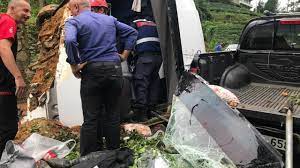 Bir trafik kazası haberi de Rize'den: Yabancı turistleri taşıyan minibüs  devrildi, 25 yaralı - Dokuz8haber