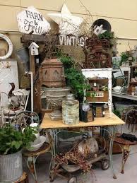 Antique dealers who buy and sell antiques, collectibles and vintage items with a large variety of jewelry, coins, art, designer clothing, furniture, cigars, model trains and militaria. Brocante Ou Salon Pourquoi Pas Les Deux Antique Booth Ideas Antique Booth Displays Vintage Market Booth