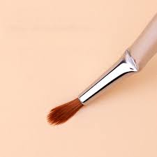 corner eyeliner brush horizontal
