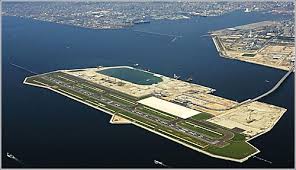 Resultado de imagen para fotos del Aeropuerto Internacional de Kansai en Japón en el medio del mar