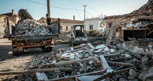 Παρά το γεγονός ότι η σεισμική δόνηση ήταν ιδιαίτερα ισχυρή (6,7 ρίχτερ) οι ζημιές σε νεότερα κτήρια ήταν σχετικά περιορισμένες. Wra Katagrafhs Zhmiwn Sth Samo Meta Ton Foniko Seismo H Efhmerida Twn Syntaktwn