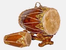 Marakas merupakan alat musik ritmis, bentuknya berbeda dari tiga jenis alat musik sebelumnya. 15 Contoh Alat Musik Ritmis Tradisional Modern Dan Cara Memainkannya