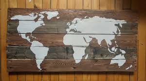Carte du monde très détaillée Carte Du Monde Diy En Bois De Palettes La Boite Diy