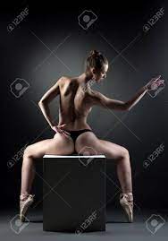 スタジオではキューブにポーズ柔軟な現代トップレス ダンサーの写真素材・画像素材 Image 26300124