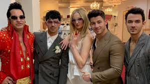 ❤️, she wrote, along with a photo of herself wearing a stunning dress and cuddling in close to her own jobro, nick. Inside Sophie Turner And Joe Jonas Vegas Wedding And Proof She S Changing Her Last Name Exclusive Pics Entertainment Tonight