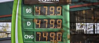 Gazdaság: Bruttó tizenöt forinttal csökken a benzin ára | hvg.hu