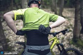 Zeitweise kann die verwendung einer gut angepassten kniebandage zu deutlicher. Ruckenschmerzen Beim Mountainbiken Verhindern Enduro Mountainbike Magazine