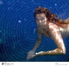 nackte Frau unterwasser - ein lizenzfreies Stock Foto von Photocase