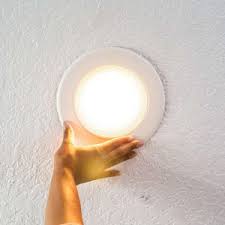 how to change recessed light bulb