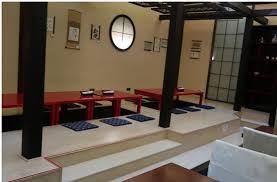 See more ideas about japanese dining table, japanese living rooms, japanese interior. Japanese Style Dining Room With Low Height Tables And Cushions Bild Von Nihonbashi Wien Tripadvisor