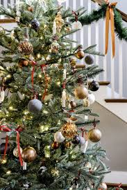 decorate a neutral christmas tree