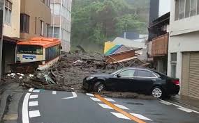 静岡県 熱海市 で大規模な 土砂崩れ が発生しました。 Qphsmoq2wqgphm
