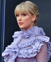 taylor swift wore curly bangs at acm