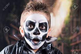 Effrayant Petit Garçon Crâne Utilisant Le Maquillage Pour Halloween  Regardant Peur Banque D'Images Et Photos Libres De Droits. Image 45443119.