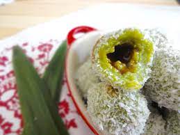 onde onde klepon makan with cherry