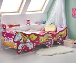 Таблата предлага релакс през деня, а мястото за съхранение това детско легло с привлекателен дизайн като състезателен автомобил и солидна конструкция ще се превърне в център на детската стая. Bezkraen Oborudvane Za Detski Ploshadki Mezhdu Det Sko Leglo Alkemyinnovation Com