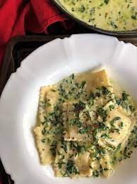 ravioli in creamy garlic and spinach