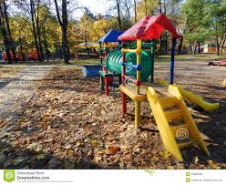 ¿sueles jugar con tus hijos al aire libre? Patio Ninez Al Aire Libre Juego Parque Recreativo Foto De Archivo Imagen De Barras Exterior 37909506
