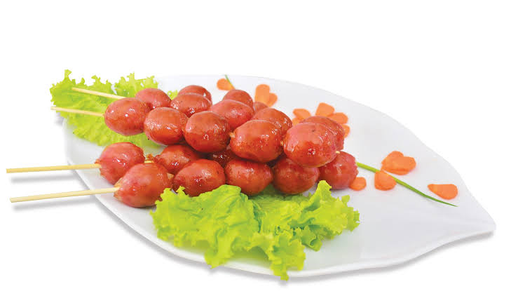 Hồ lô là một loại xúc xích rất được yêu thích bởi độ ngon và bắt mắt của nó, được làm từ thịt heo, gà được phối trộn với gia vị, hương