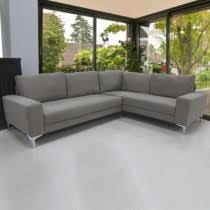 El sofá con ese diseño minimalista, los cojines sobre el sillón, cuadros en las paredes y los. Juegos De Sala