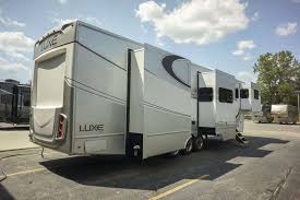 who is luxe fifth wheel mortons on