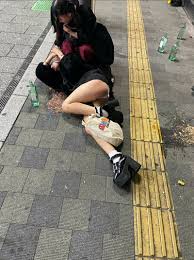 動画】渋谷で手マンされてる女の子が激写される。これはエロい 