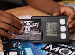 El juego incluye una unidad de banco electrónico. Ripley Juego De Mesa Monopoly Super Banco Electronico