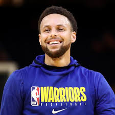 It is best to lighten the hair a little from the middle and duplicate the color transition on the bangs. Stephen Curry