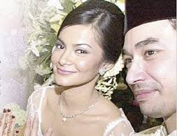 Cut Tari saat menikah dengan Yusuf Subrata hampir sepuluh tahun silam. FOTO: dok/JPNN - 134524_738412_cut_tari_cerai