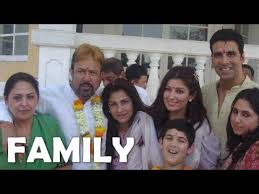 After raj kapoor's teenage love story bobby became a blockbuster in 1973 and dimple kapadia became a nationwide rage, a sordid rumour was started regarding dimple's parentage. Dimple Kapadia Family Photos Father Mother Sister Spouse Daughters Youtube