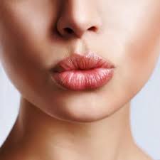 5 makeup tricks that plump your lips