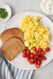 scrambled eggs with cote cheese