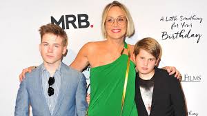 Sharon stone‏varmennettu tili @sharonstone 22. Exclusive Sharon Stone Hits Red Carpet With Sons They Won T Take Her Dating Advice Youtube