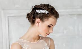 Однако когда дело доходит до свадебной укладки, многие невесты теряются в догадках, какой же должна быть свадебная прическа для коротких волос. Svadebnye Pricheski Na Korotkie Volosy 50 Foto