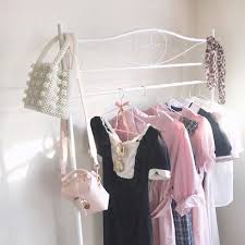 気分は洋服屋さん 参考にしたい おしゃれなハンガーラック10選 ピュアラモ purelamo 美容 コスメ情報メディア おしゃれ ヴィンテージベッドルーム ヴィンテージシャビーシック