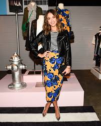 jessica alba on 9 to 5 dress codes at