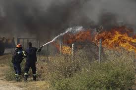 Συνεχίζεται η μάχη με τις φλόγες στην αχαΐα, ενώ η φωτιά κράτησε σε συναγερμό καθ΄όλη τη διάρκεια της νύχτας την πυροσβεστική. Bss Ufxlqrhutm